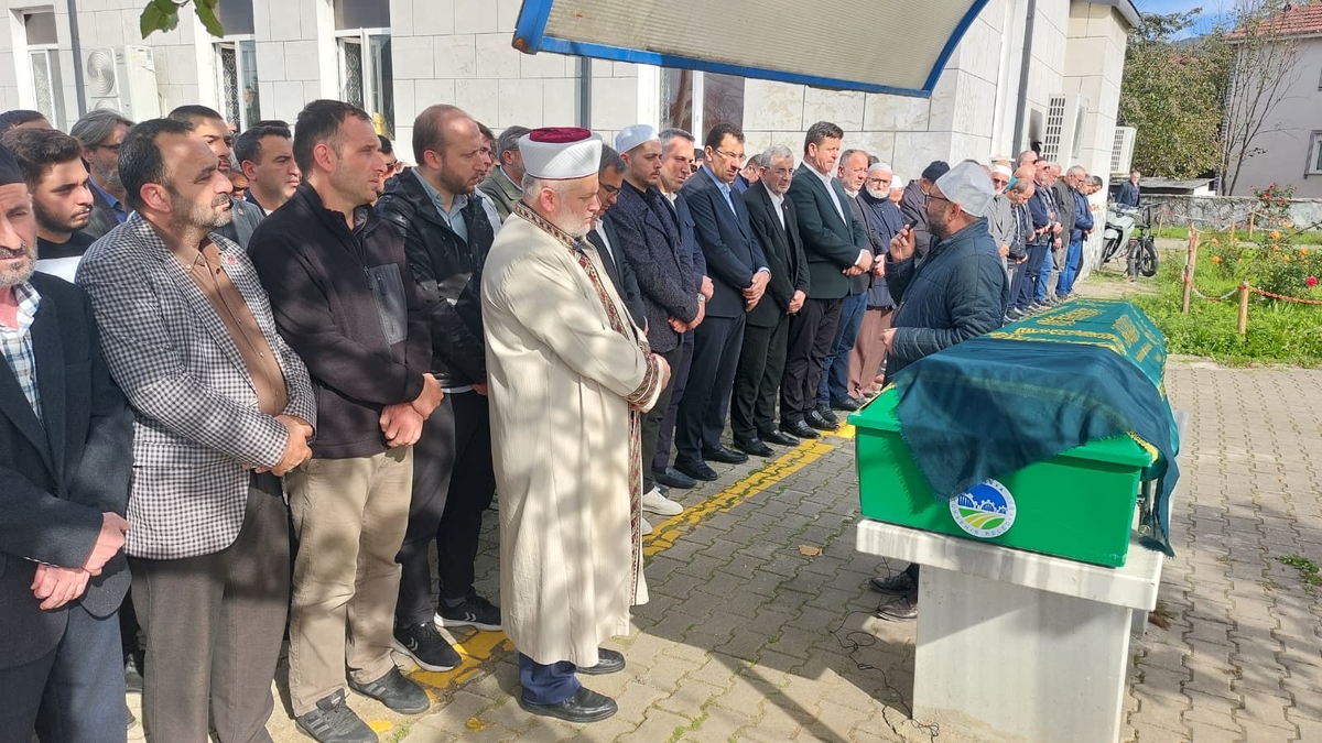  Çeşminaz Aydoğdu Dualarla Defnedildi