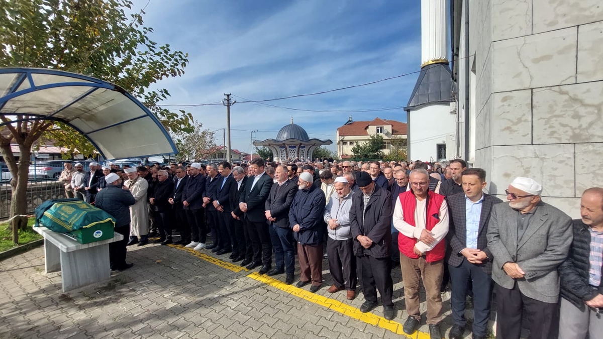  Çeşminaz Aydoğdu Dualarla Defnedildi