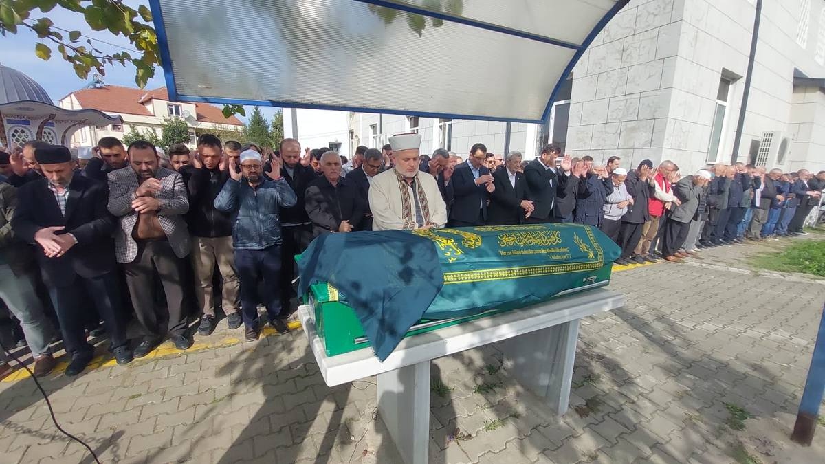  Çeşminaz Aydoğdu Dualarla Defnedildi