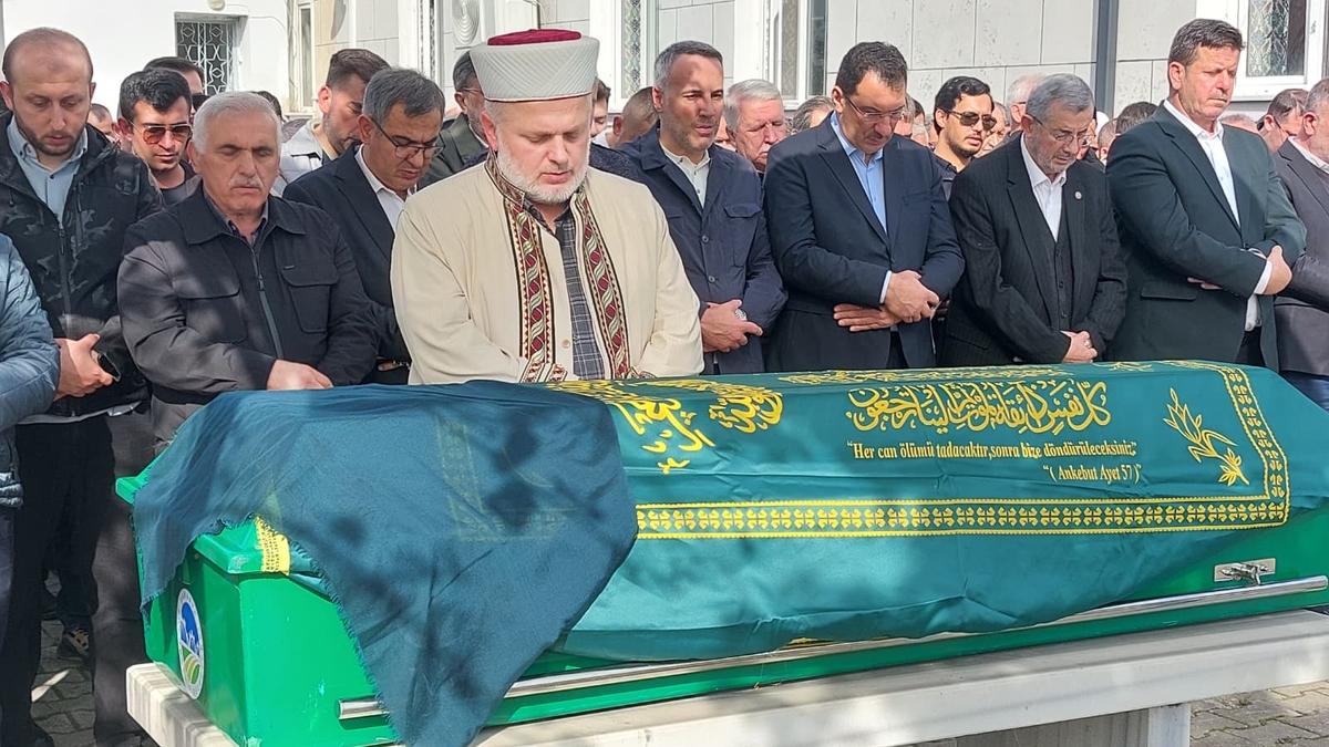  Çeşminaz Aydoğdu Dualarla Defnedildi