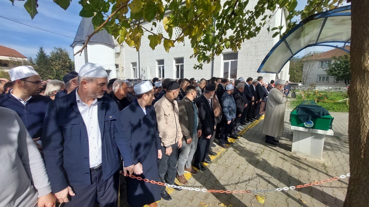  Çeşminaz Aydoğdu Dualarla Defnedildi