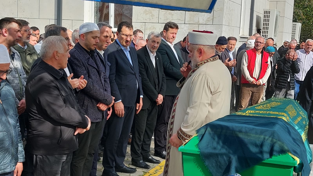  Çeşminaz Aydoğdu Dualarla Defnedildi