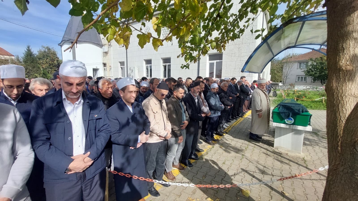  Çeşminaz Aydoğdu Dualarla Defnedildi