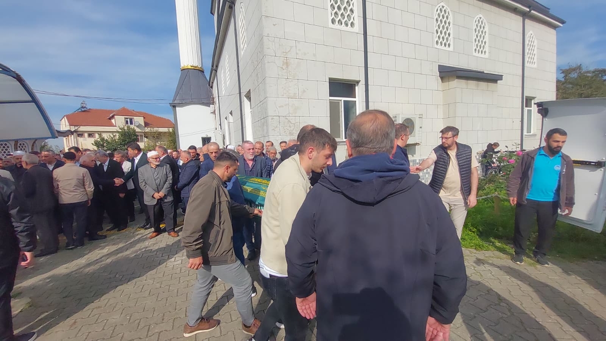  Çeşminaz Aydoğdu Dualarla Defnedildi