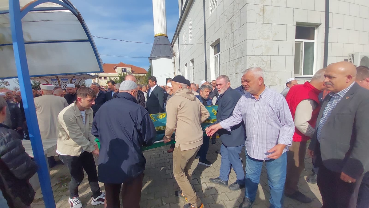  Çeşminaz Aydoğdu Dualarla Defnedildi