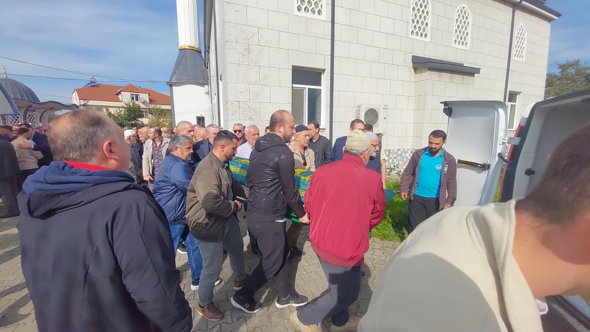  Çeşminaz Aydoğdu Dualarla Defnedildi