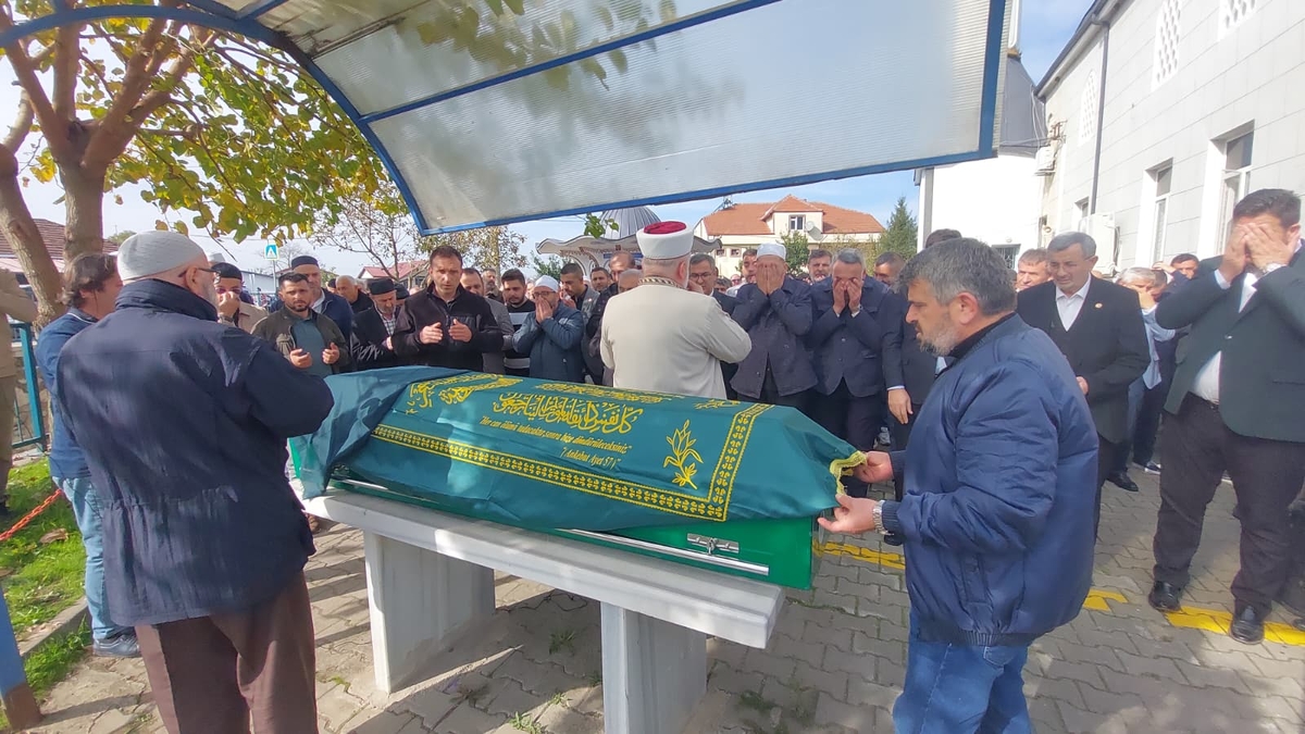  Çeşminaz Aydoğdu Dualarla Defnedildi