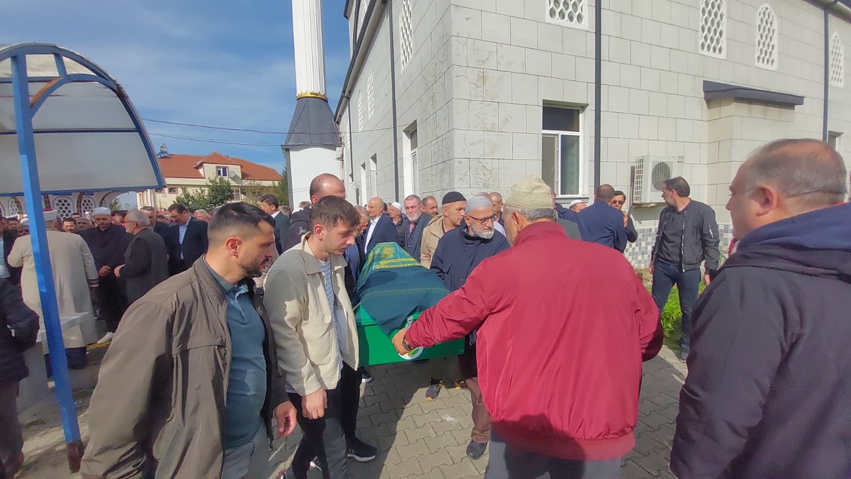  Çeşminaz Aydoğdu Dualarla Defnedildi