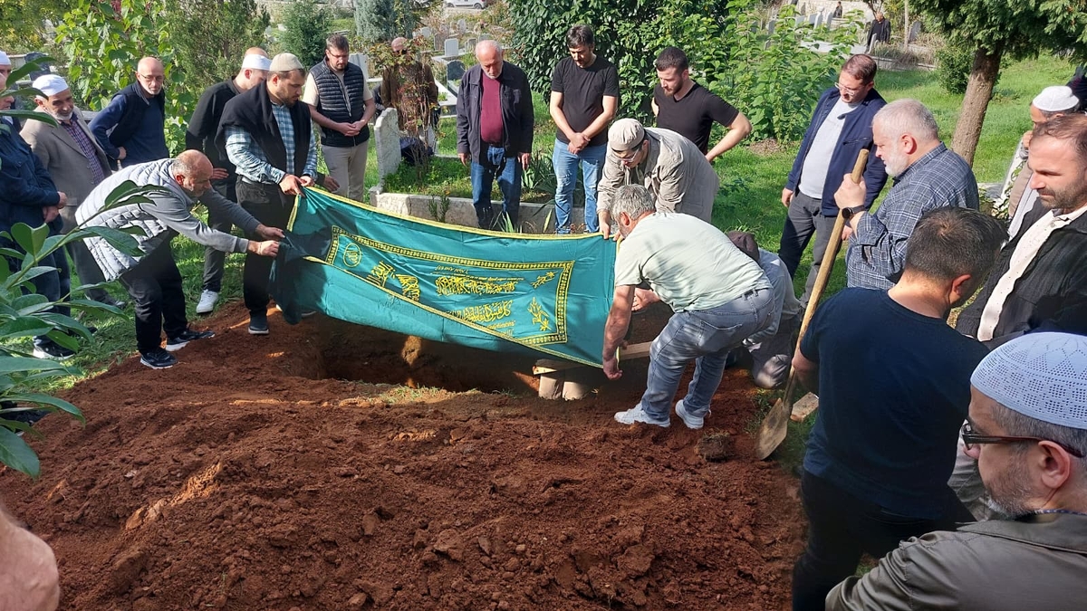  Çeşminaz Aydoğdu Dualarla Defnedildi