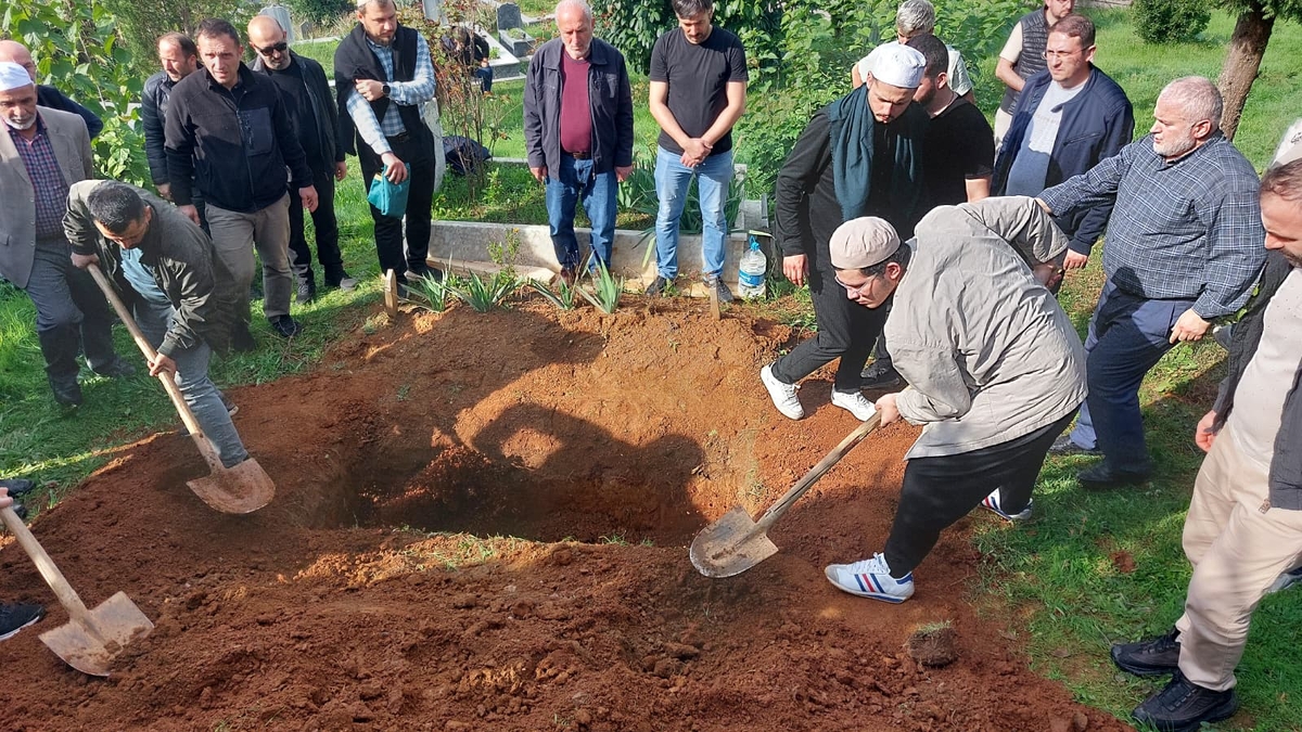  Çeşminaz Aydoğdu Dualarla Defnedildi