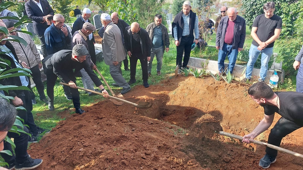  Çeşminaz Aydoğdu Dualarla Defnedildi
