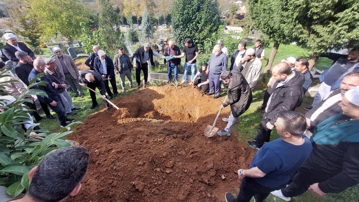  Çeşminaz Aydoğdu Dualarla Defnedildi