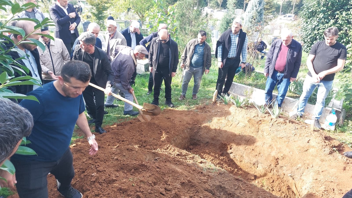  Çeşminaz Aydoğdu Dualarla Defnedildi