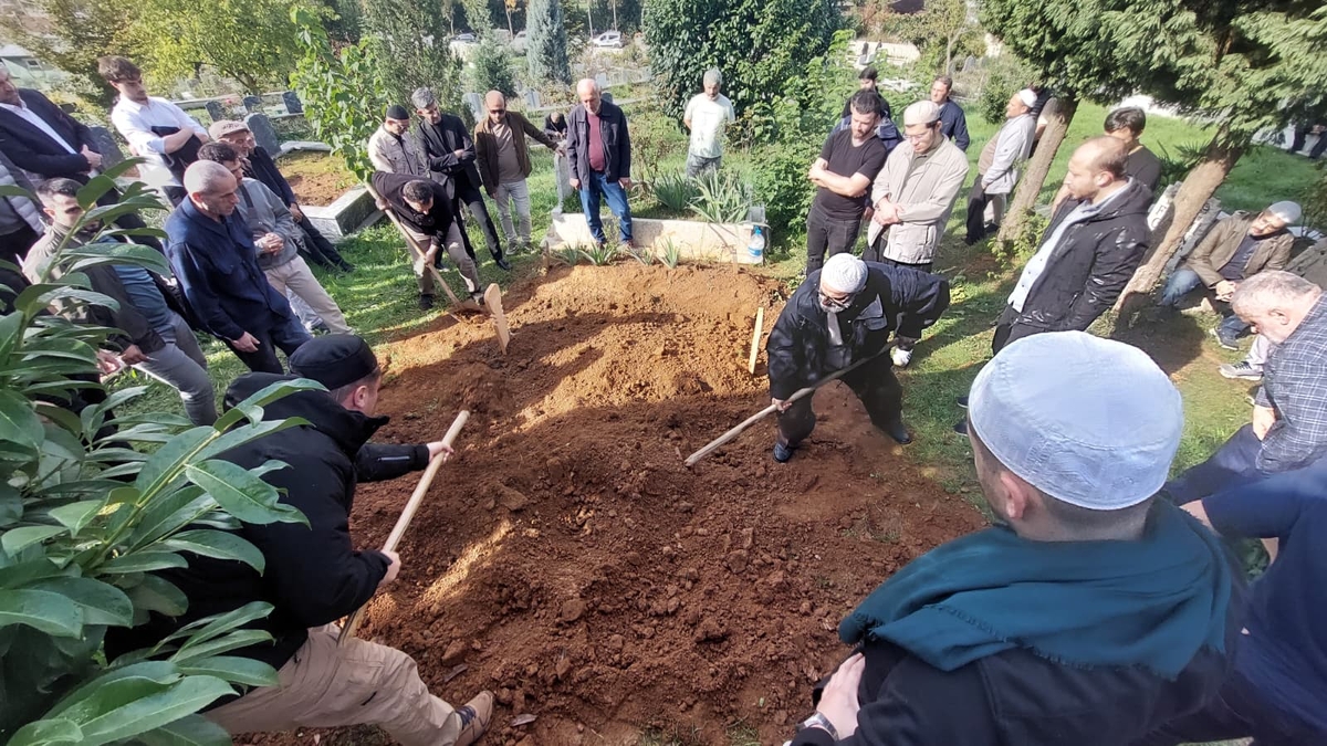  Çeşminaz Aydoğdu Dualarla Defnedildi
