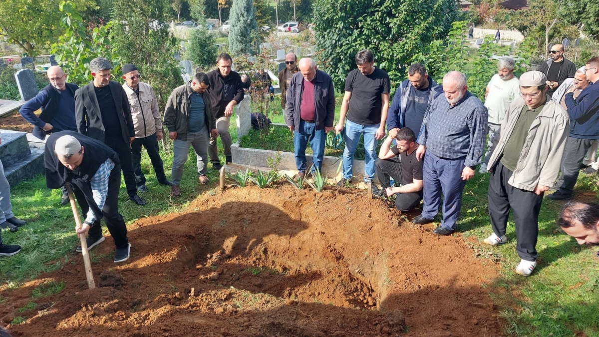  Çeşminaz Aydoğdu Dualarla Defnedildi