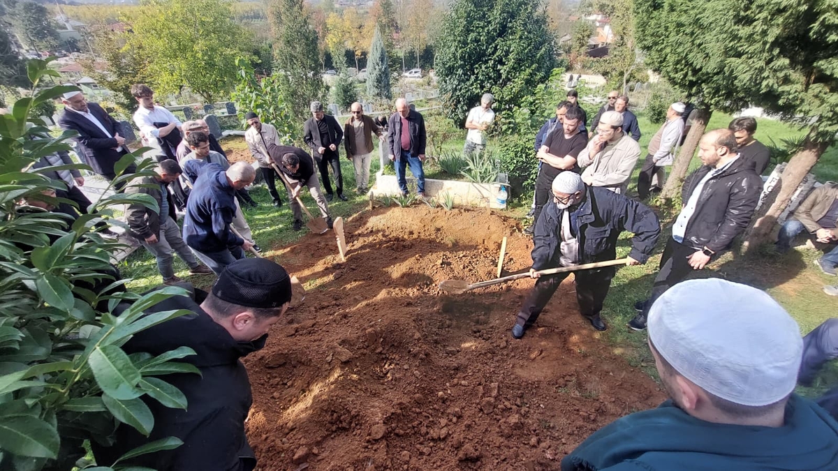  Çeşminaz Aydoğdu Dualarla Defnedildi