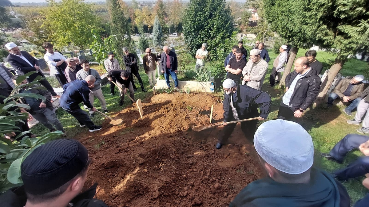  Çeşminaz Aydoğdu Dualarla Defnedildi