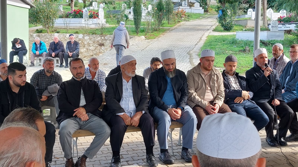  Çeşminaz Aydoğdu Dualarla Defnedildi