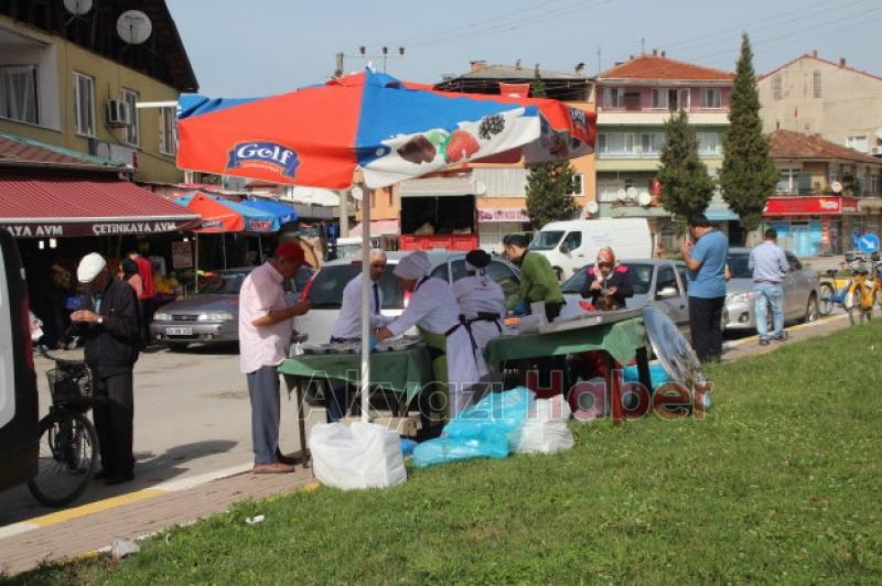 Çetinkaya Market Halka Aşure Dağıttı