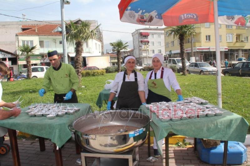 Çetinkaya Market Halka Aşure Dağıttı
