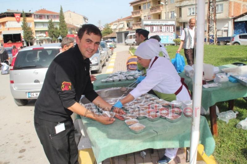 Çetinkaya Market Halka Aşure Dağıttı