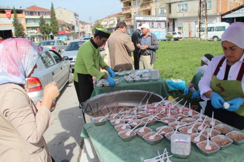 Çetinkaya Market Halka Aşure Dağıttı