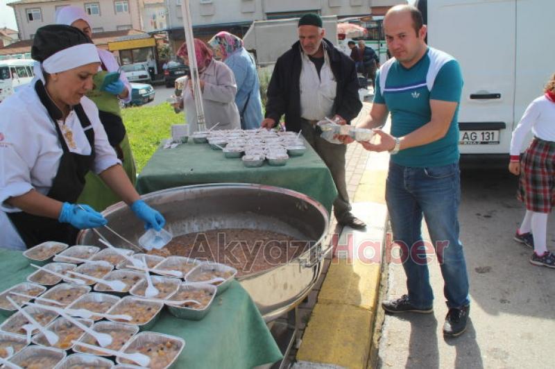 Çetinkaya Market Halka Aşure Dağıttı