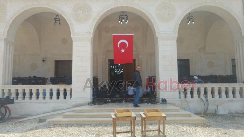 Cevat Ayhan Cami Cuma Namazıyla İbadete Açıldı