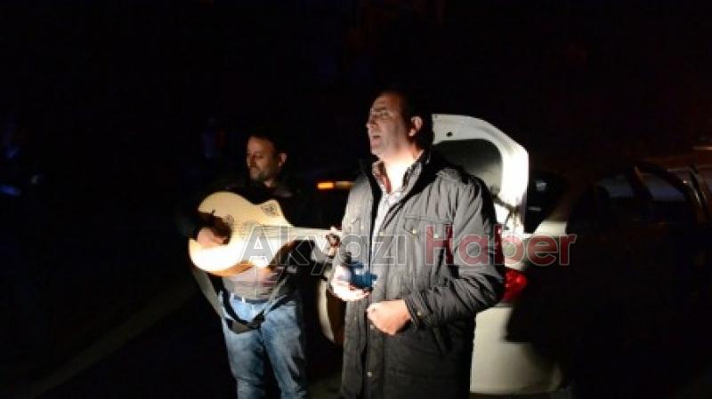 Çevirmeye yakalanınca polise serenat yaptılar 