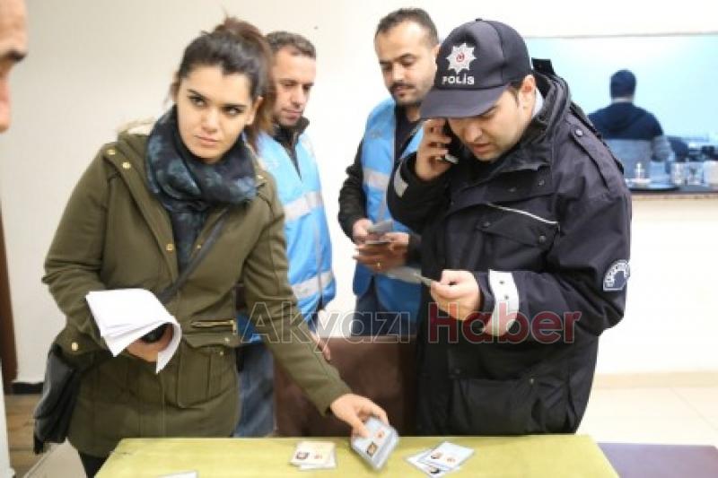 Çevirmeye yakalanınca polise serenat yaptılar 