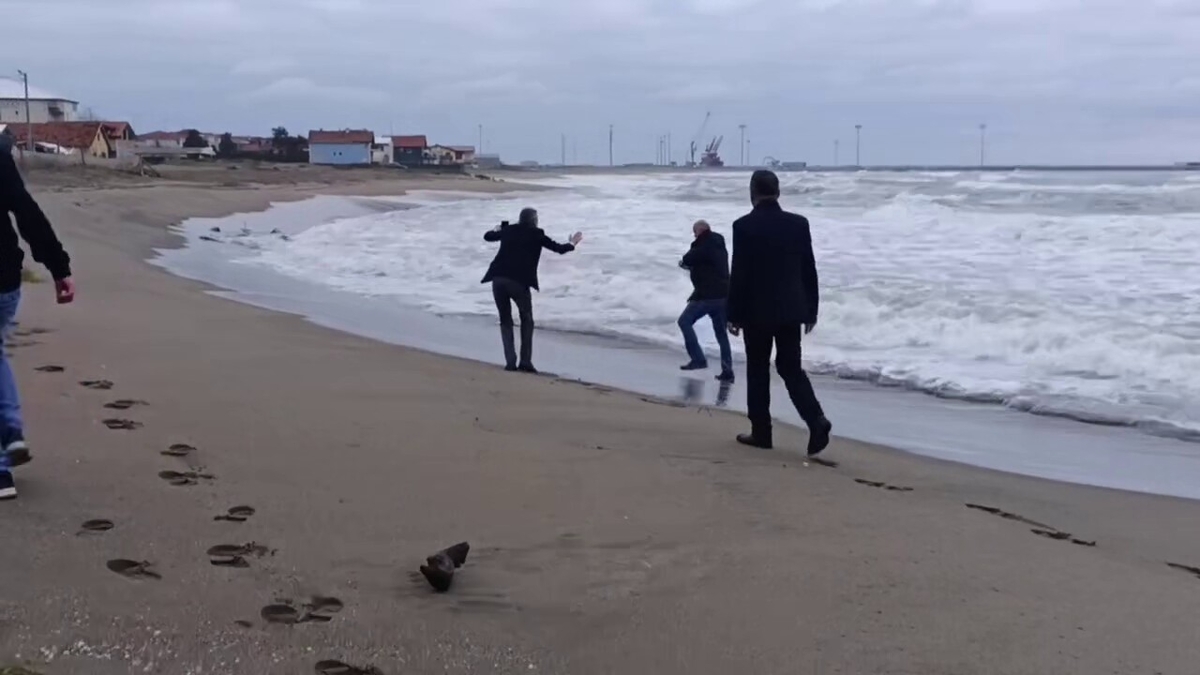 Cinnet gerirdi, denize atlamak istedi