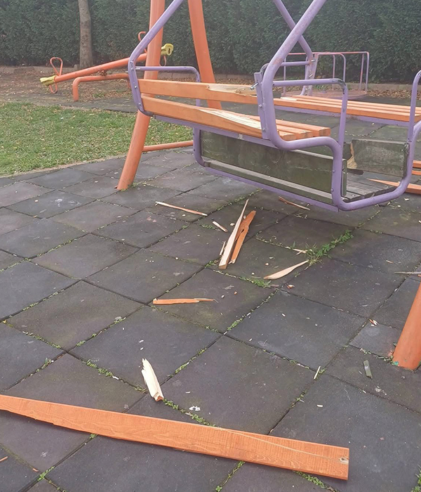 Çocuğu salıncaktan düştü, balyozla parkı parçaladı