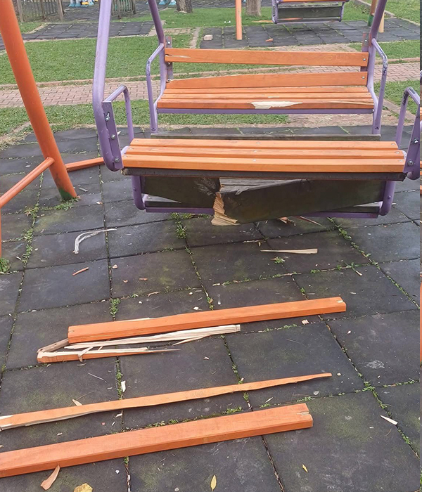 Çocuğu salıncaktan düştü, balyozla parkı parçaladı