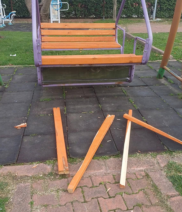 Çocuğu salıncaktan düştü, balyozla parkı parçaladı