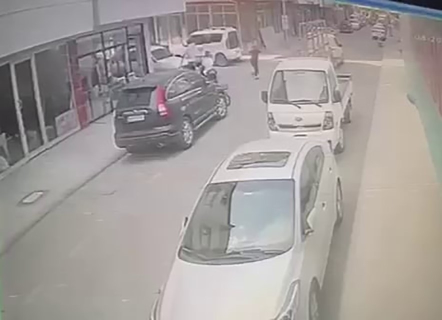 Çocuğun aracın altında kaldığı kaza kamerada