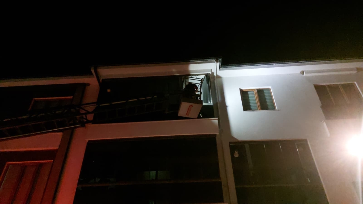 Çocuk evde kilitli kaldı, itfaiye yardıma koştu