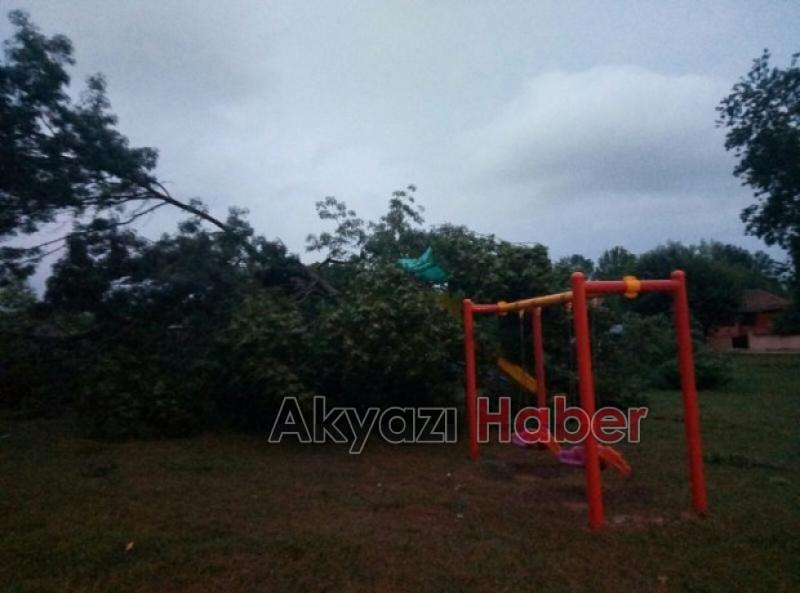 ÇOCUK PARKINA YILDIRIM DÜŞTÜ