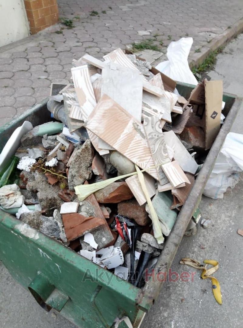 Çöpe atılan molozlara tepki Molozlar için belediyeyi arayın