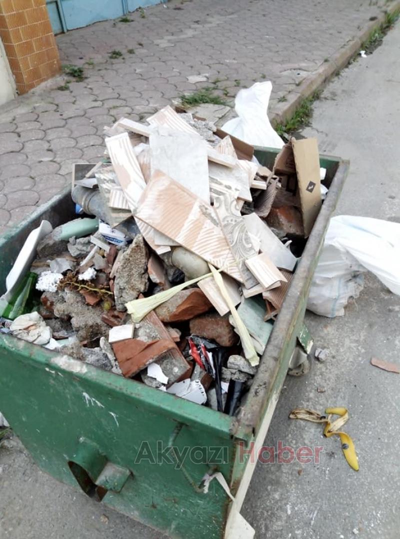 Çöpe atılan molozlara tepki Molozlar için belediyeyi arayın