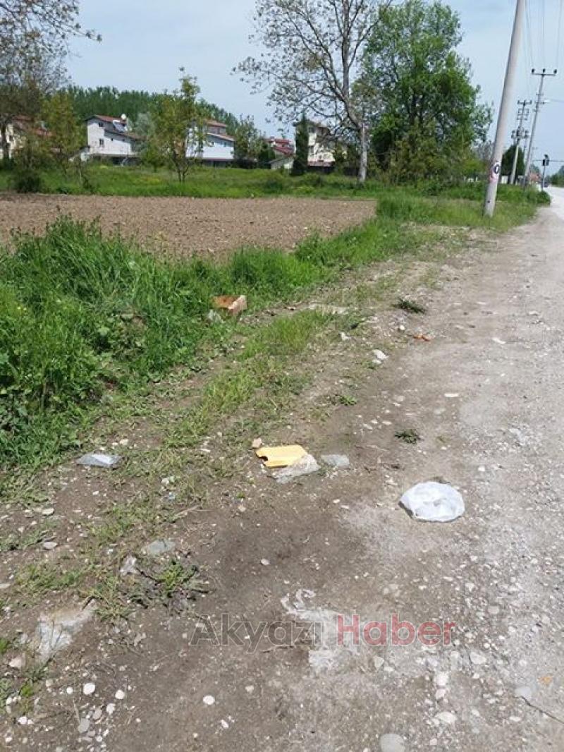 Çöpleri tarlaya atan hayvansever tepki çekti