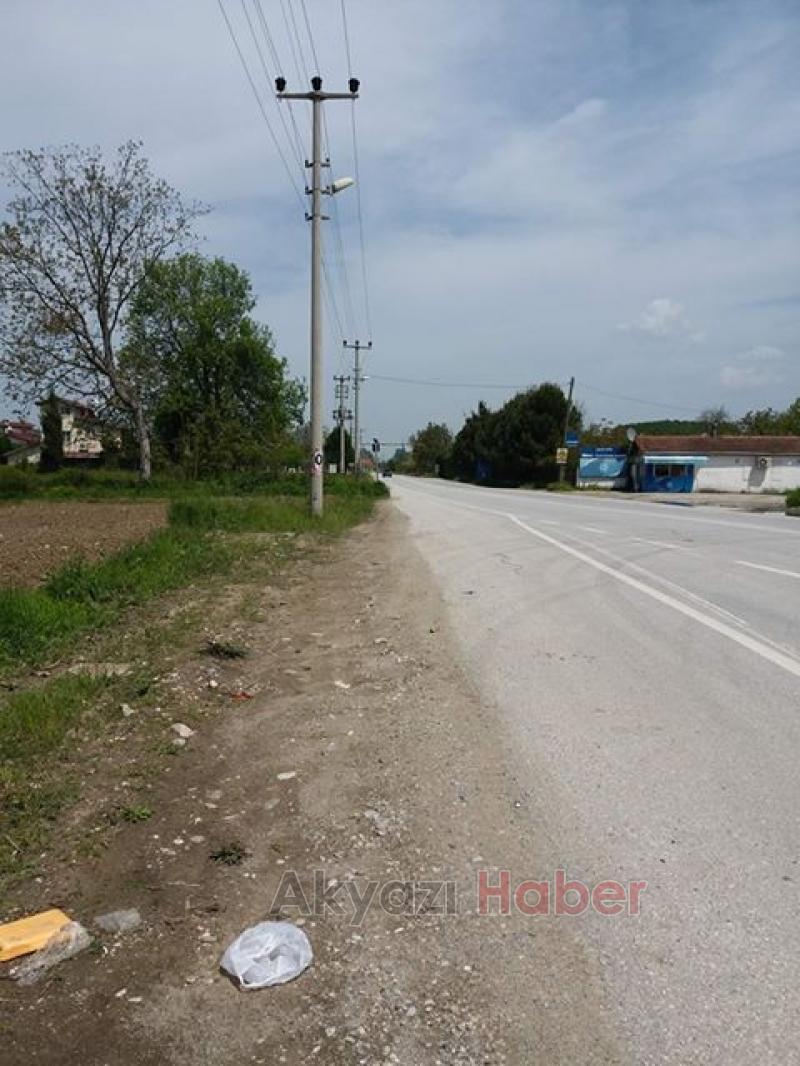 Çöpleri tarlaya atan hayvansever tepki çekti