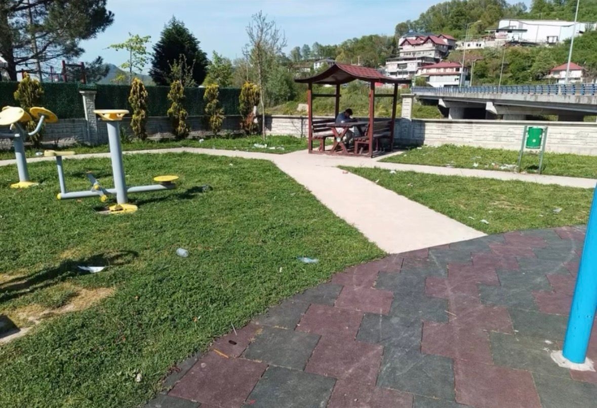 Çöplüğe dönen parkı imam temizledi