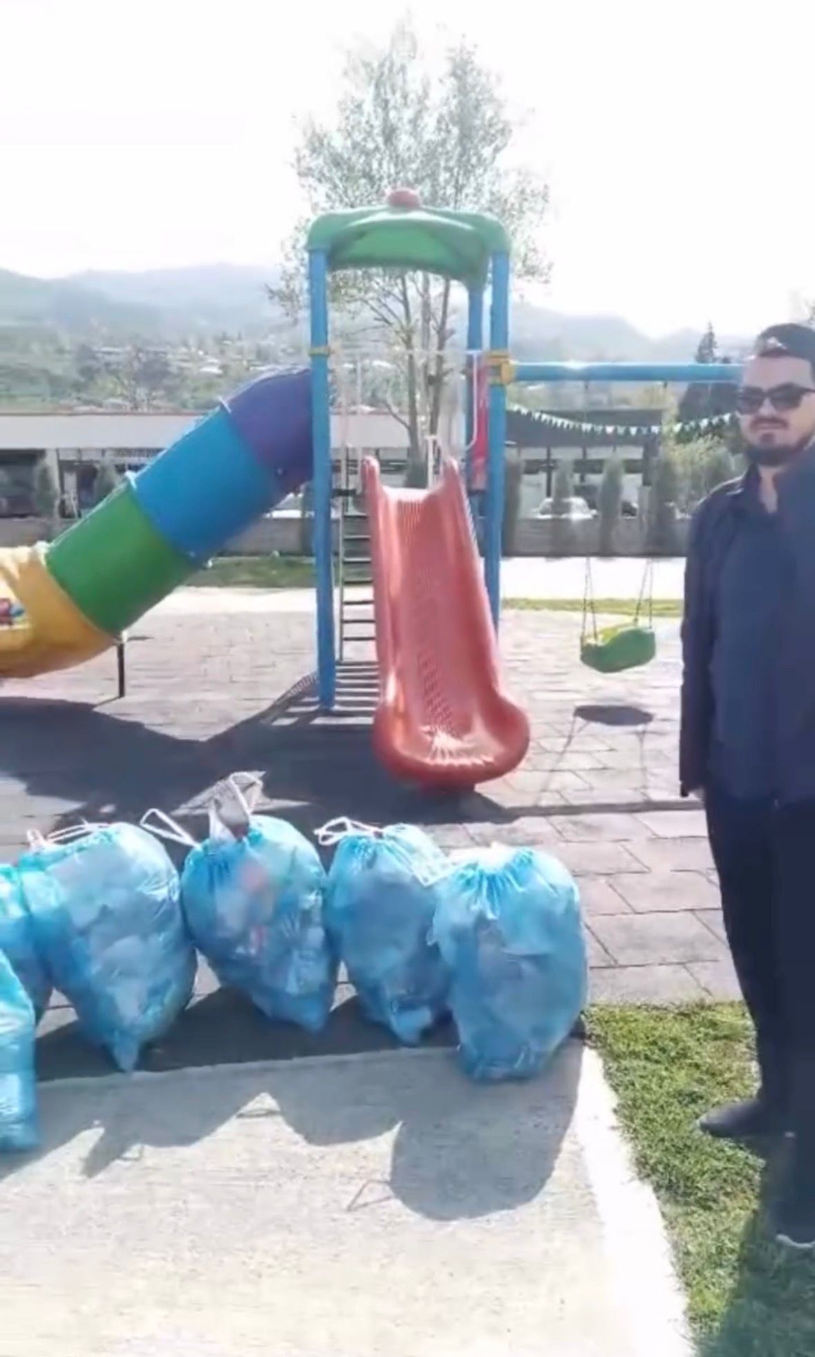 Çöplüğe dönen parkı imam temizledi
