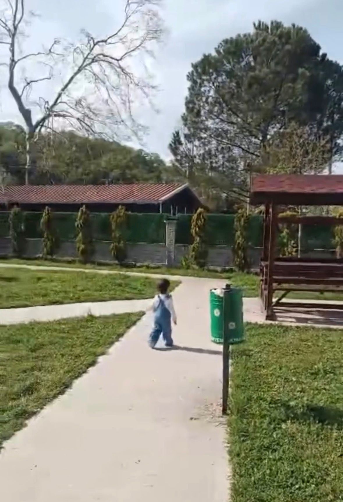 Çöplüğe dönen parkı imam temizledi