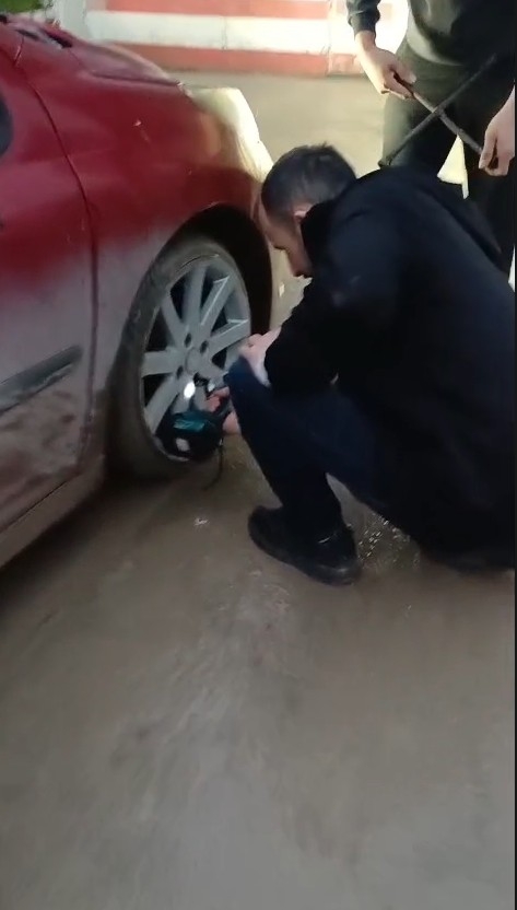 Çukurlu Yollar Araçları Perişan Ediyor! Akyazı’da Vatandaş İsyanda