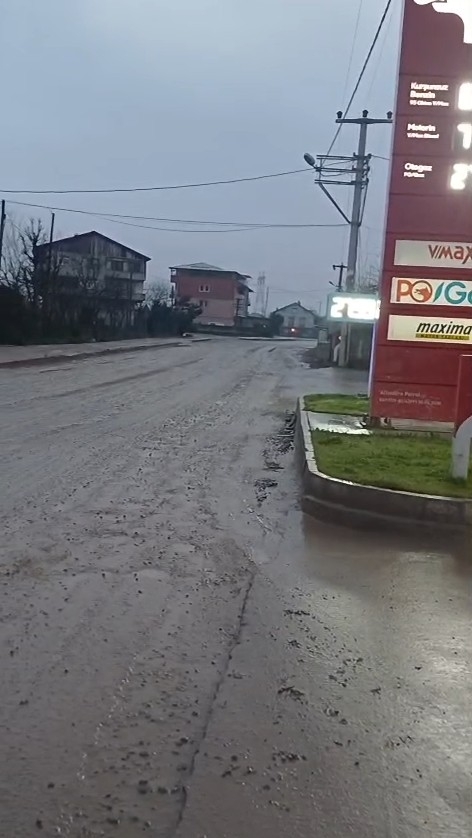 Çukurlu Yollar Araçları Perişan Ediyor! Akyazı’da Vatandaş İsyanda