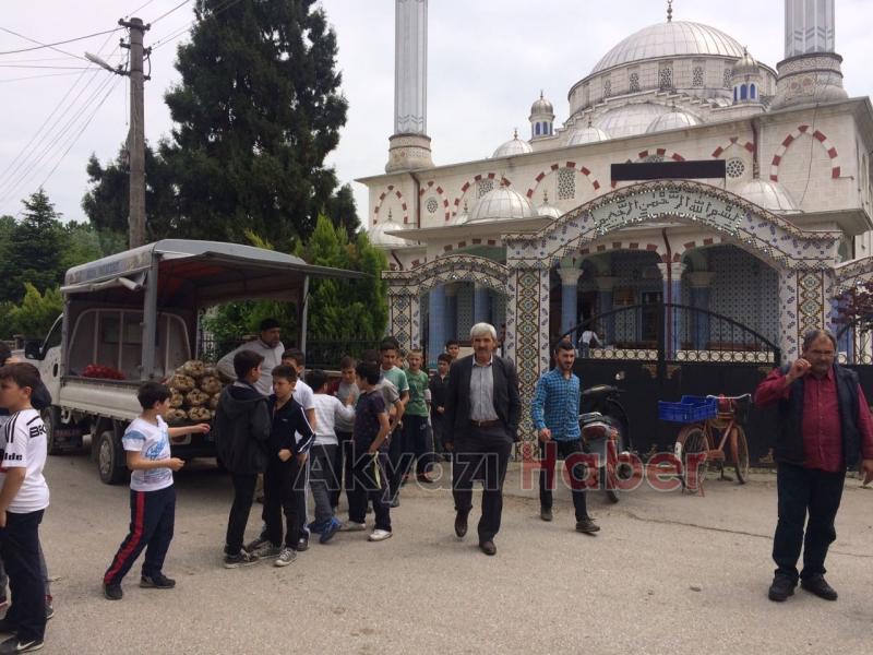 Cuma Namazı Sonrası Çocuklara Jest