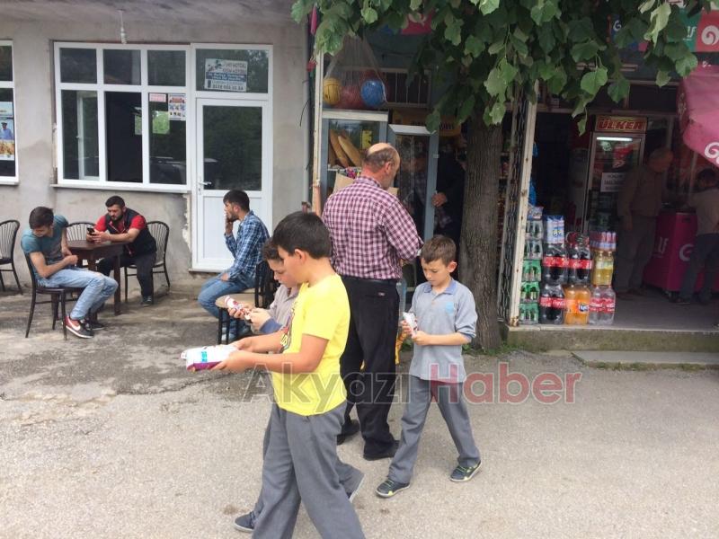 Cuma Namazı Sonrası Çocuklara Jest