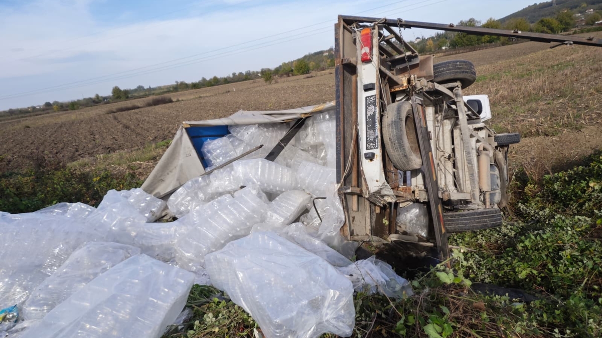 D-100'de feci kaza: Araçlar tarlaya uçtu