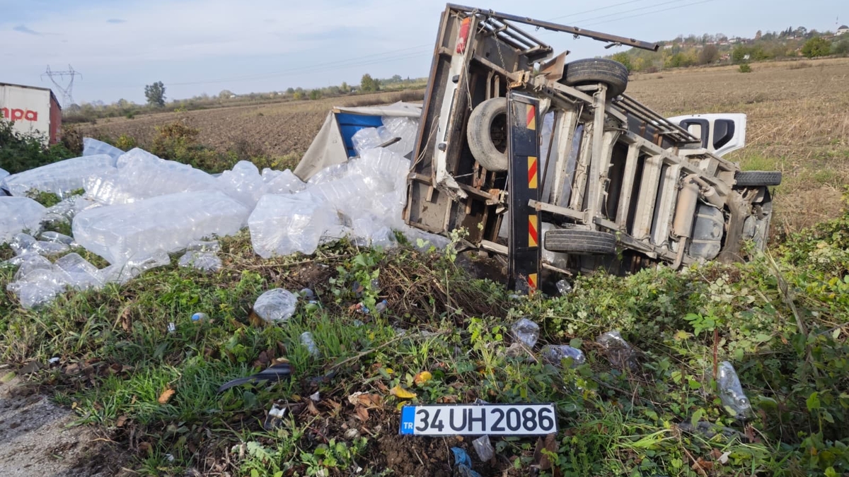D-100'de feci kaza: Araçlar tarlaya uçtu